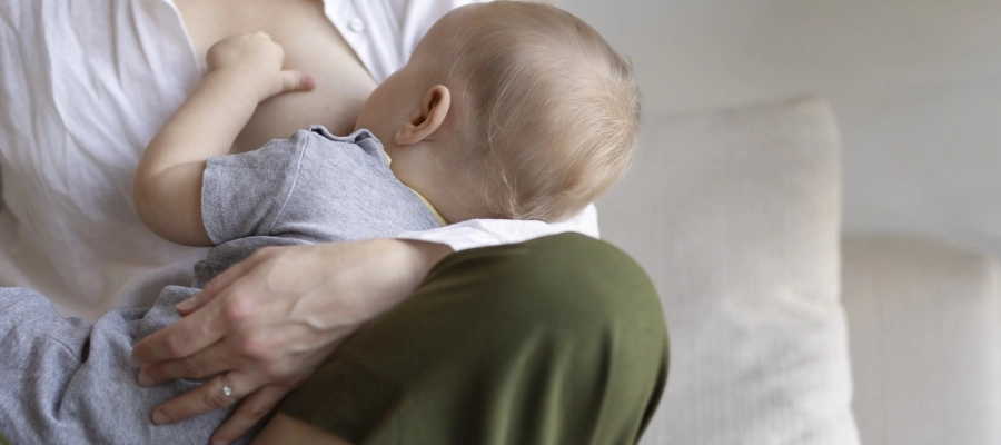 Pode tomar energético amamentando? Cafeína faz mal para o bebê?