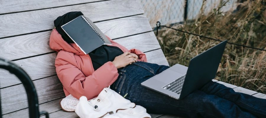 Como perder o sono rápido? 7 dicas para ficar acordado