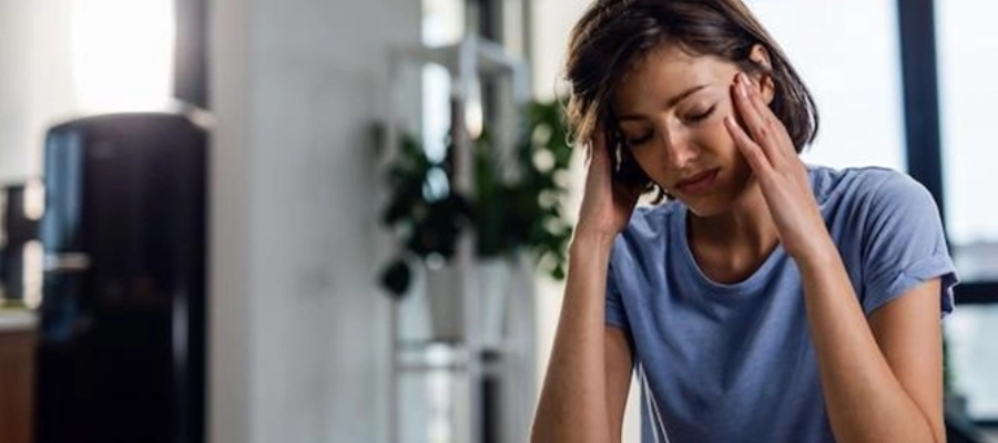 Mulher branca com dor de cabe