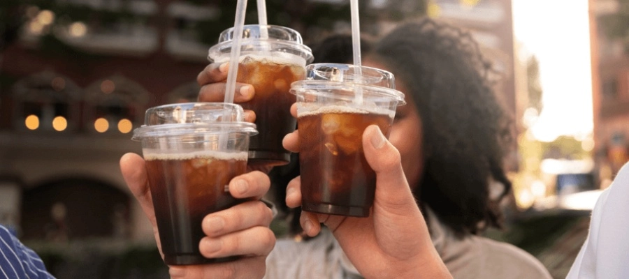 amigos de vista lateral segurando cafe? gelado