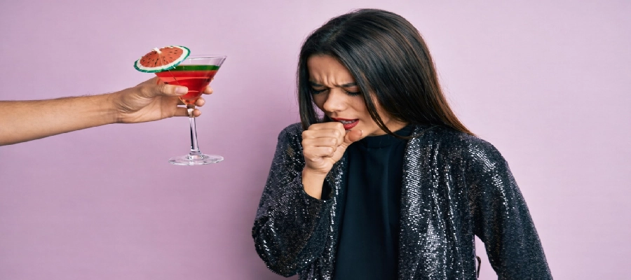 Mulher branca com sintoma de alergia, tossindo e uma m