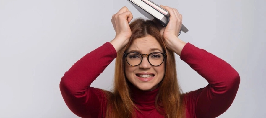 mulher com blusa vermelha e 