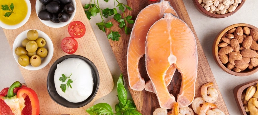 Mesa com alimentos fonte de colina, como azeitona, am