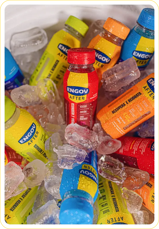 Foto de uma mulher segurando uma embalagem de Engov After.